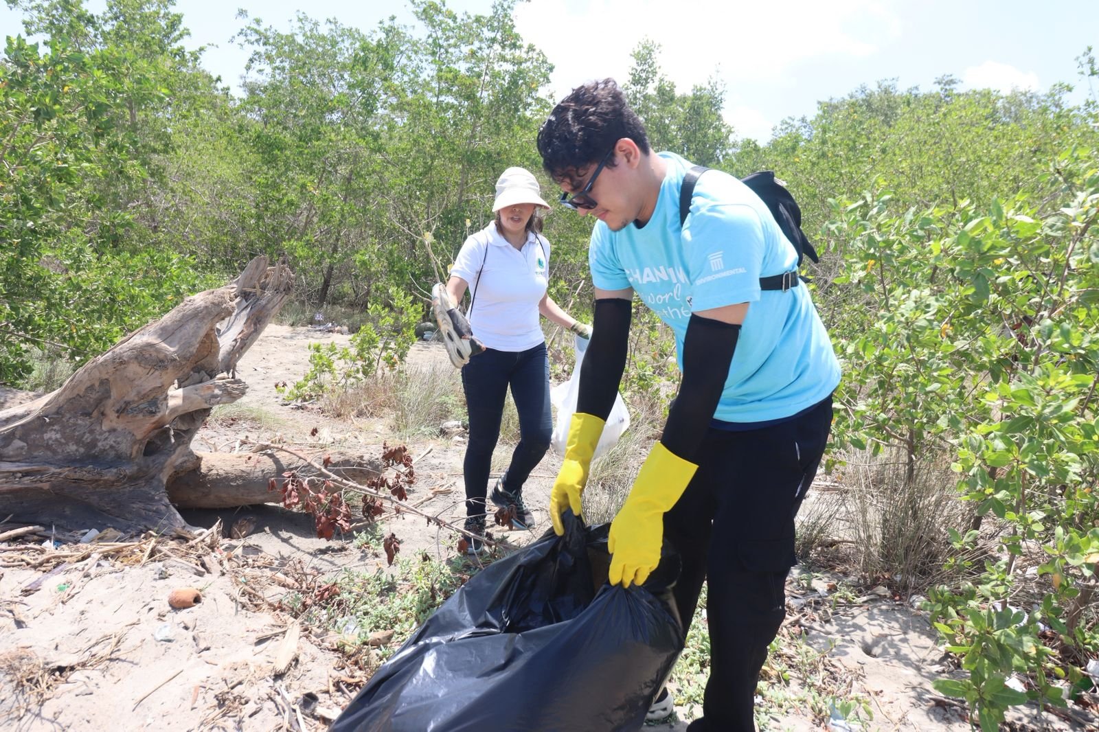 Voluntarios recogiendo residuos durante la limpieza de playa